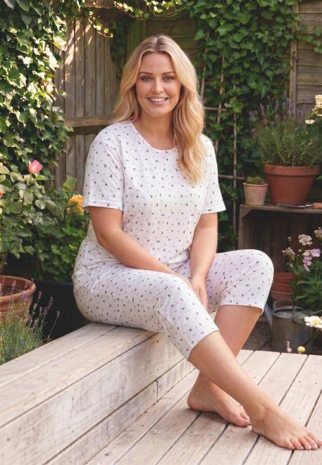 Pijama dama Big Size Serena cu maneca scurta si pantaloni 3/4,culoare alb cu floricele,Engros